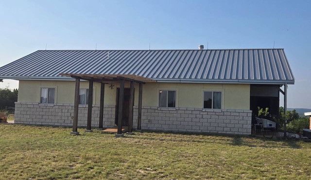 River Front property 2-bedroom cabin in serene Uvalde with AC