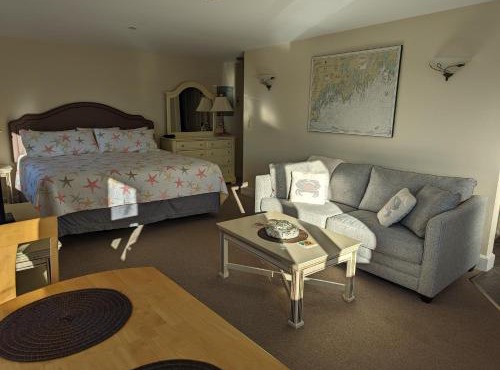 Riverfront 2nd floor with balcony Sheepscot Harbour Vacation Club Studio #210 in Edgecomb