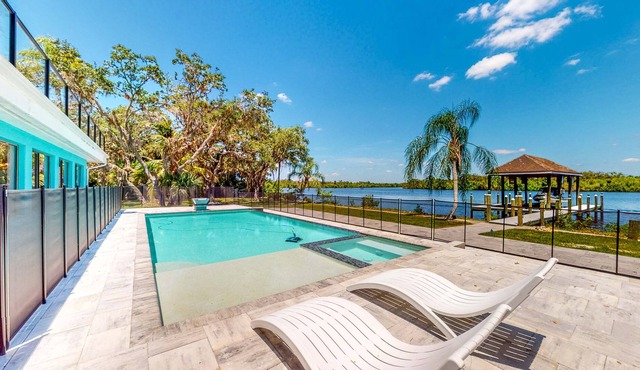 Riverfront home - pool, pool spa, dock, & bikes in Fort Myers