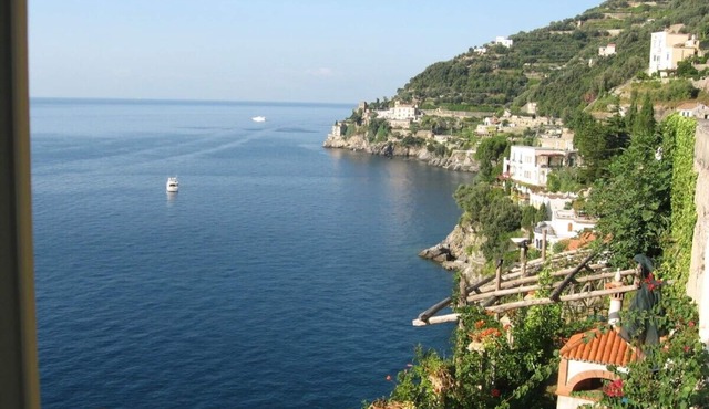 Romantic cottage, wide terrace overlooking the sea. in Ravello