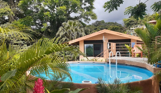 Romantic Hidden Jungle Gem for Two, Spectacular Views, Spa, A/C & Private Pool in El Castillo