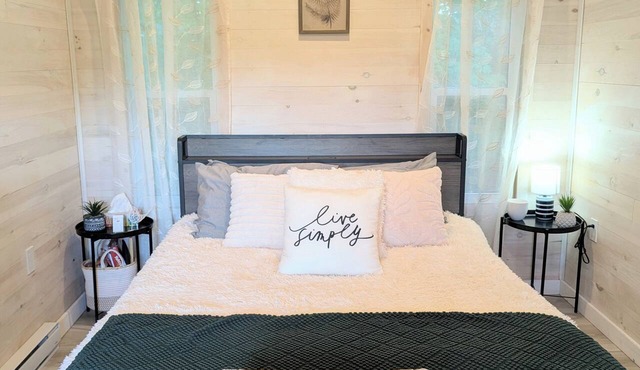 Romantic Tiny Cottage w/Hot Tub & Fire Pit – Sunrise Cottage #1 in Balmoral Mills