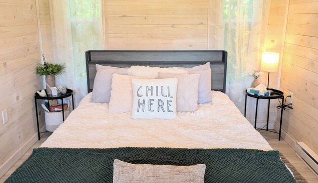 Romantic Tiny Cottage w/Hot Tub & Fire Pit – Sunset Cottage #2