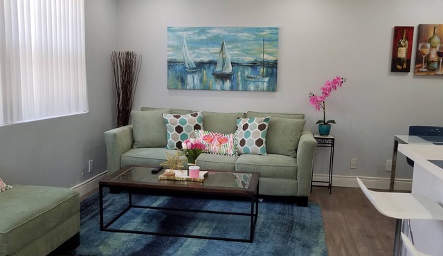 Sam's Place in Historic Hollywood FL 10 min to beach. High quality finishes.