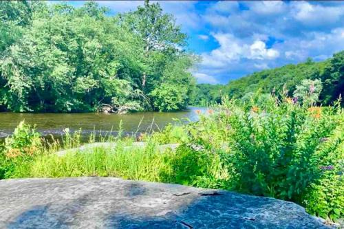 Scenic Views & River Access, Cozy River Home in Montague