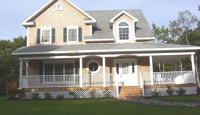 Seacrest Cape Style Cottage in Round Pond in Round Pond