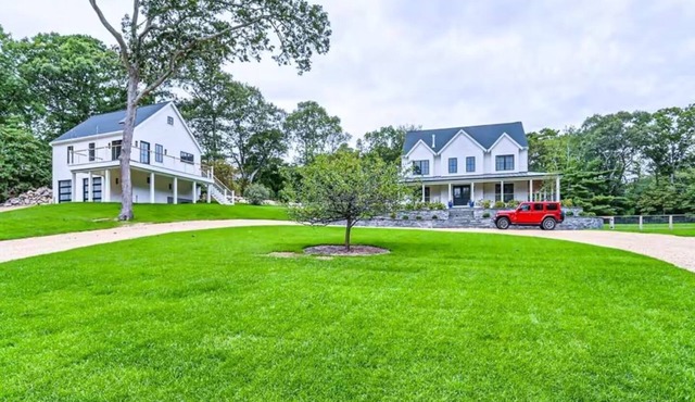 Serene 6-bedroom Vineyard Haven Retreat in Tisbury