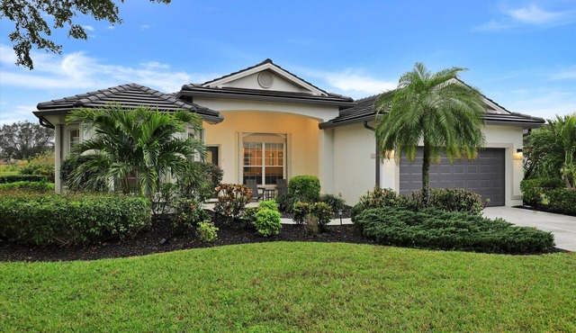 Spacious 4-bedroom house with private pool in golf course community in Lehigh Acres