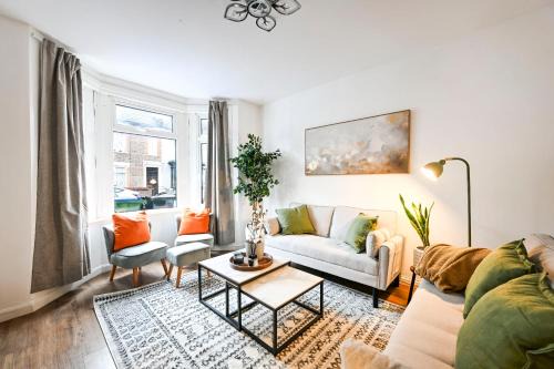 Spacious 4bed Sleeps8 Free Parking Watford town Centre in Watford