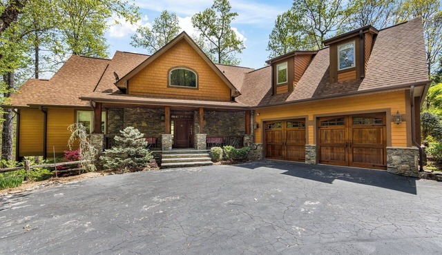 Spacious 5-bedroom Mountain House with Movie Room & Pool Table in Whittier