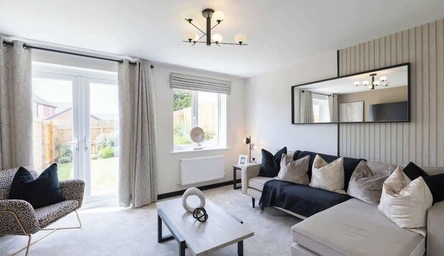 Spacious & Charming Home | Driveway | Close to M1 in Nottingham