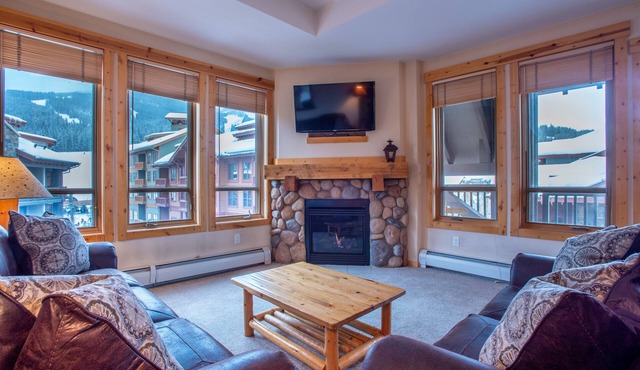 Spacious condo in the heart of the center village, free wifi & parking in Copper Mountain