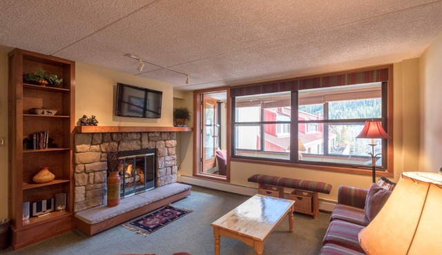 Spacious condo just steps away from main lifts, hot tub, free wifi & parking in Copper Mountain