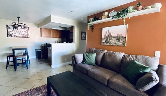 Spacious condo w/pool 5 min to strip in Las Vegas