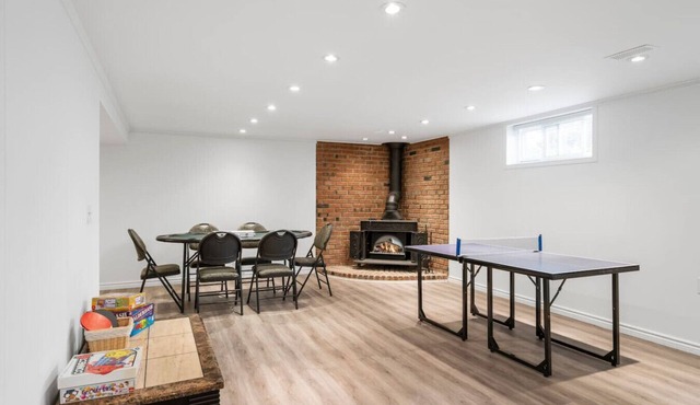 Spacious Family Home | Games, Netflix & Backyard in Mississauga