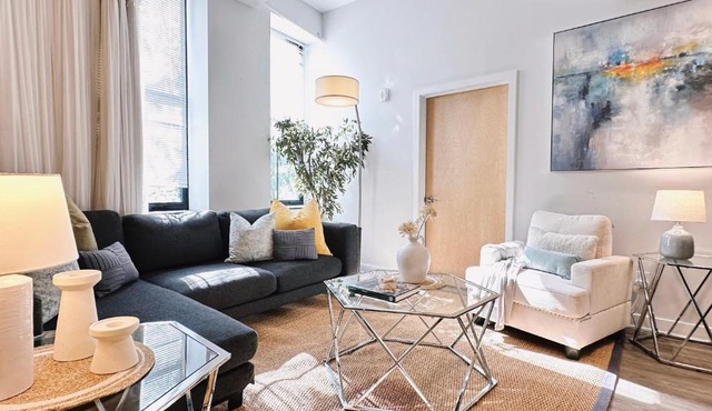 Spacious Five-Bedroom with Two Bathrooms in Downtown Providence in Providence
