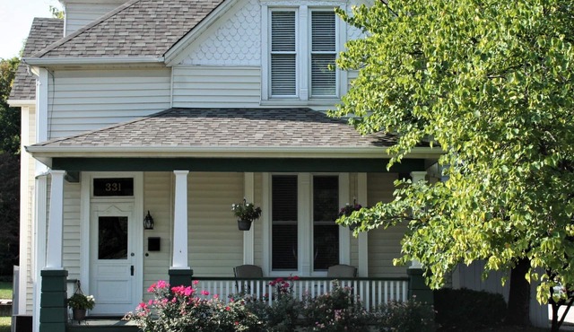 Spacious home in Historic St. Charles, Near Main Street + self-serve breakfast in St Charles