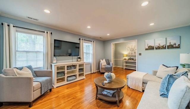 Spacious Home in Superb Location near Golf, Fine Dining & Downtown in Charlotte