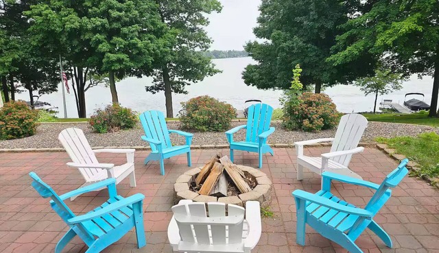 Spacious Lake House with Beautiful Lake View in Mora