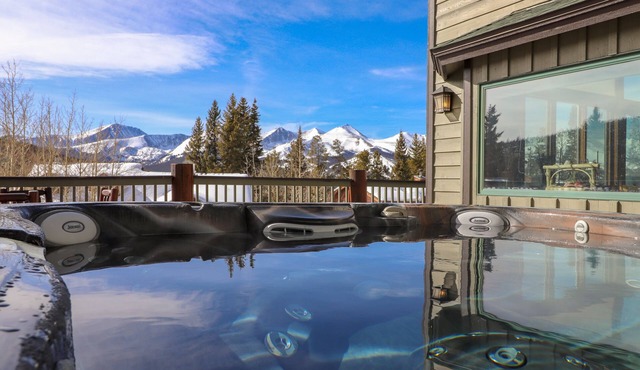 Spacious. Private Hot Tub.Views. Deck. Pool Table. in Breckenridge