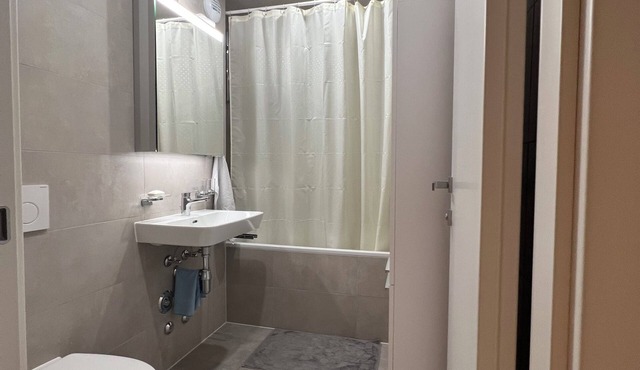 Spacious room/private bathroom/50m from the lake/fabulous view! Welcome! in Genève