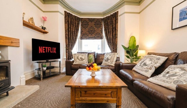 Spacious Sheffield group home with fireplace, piano and garden in Nether Edge