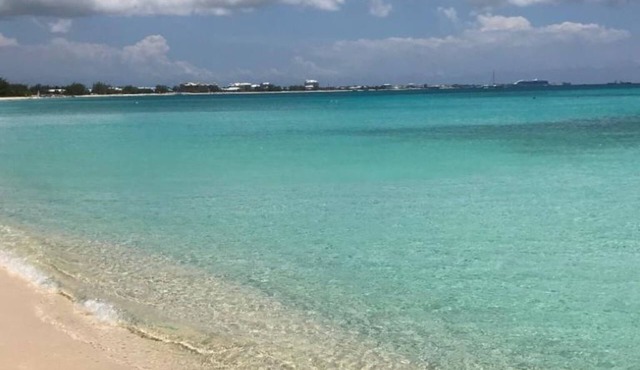 Spectacular 2 bedroom/2 bath Seven Mile Beach Condo. in West Bay
