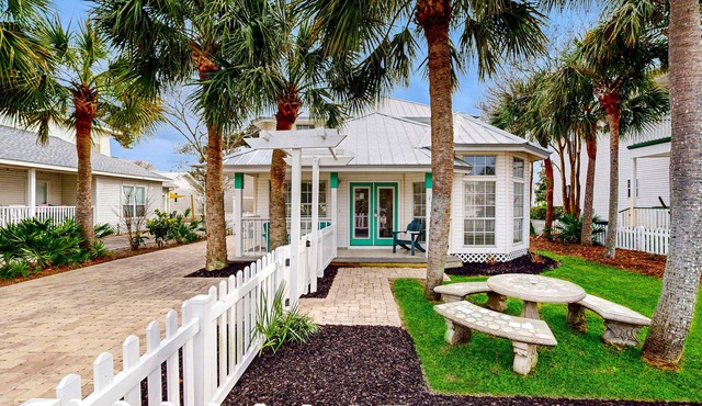 Steps to beach & community pool, dog-friendly, great location in Destin