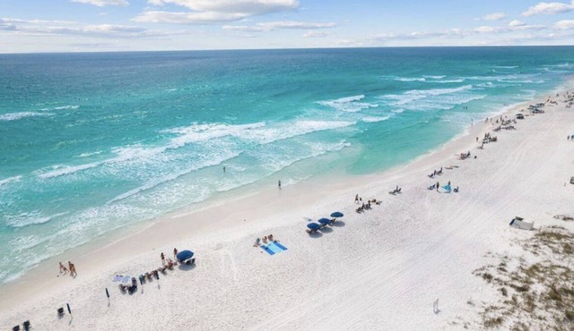Steps to the beach, Pool, Quiet, Family friendly, Walk to the restaurants in Destin