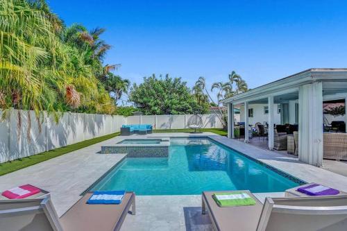 Stunning 4 Bedrm New Pool+Jacuzzi 1 Mile to Beach in Deerfield Beach