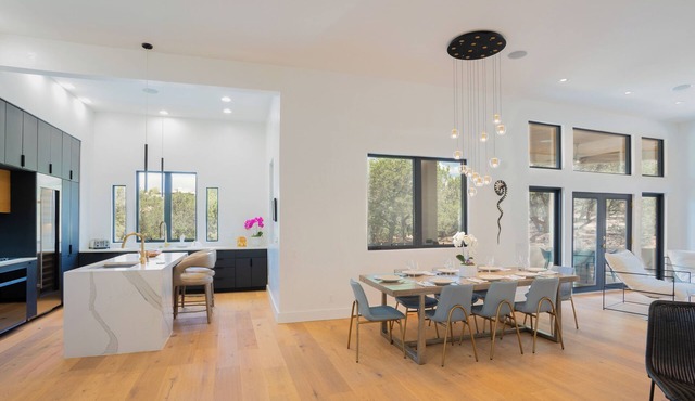 Stunning contemporary home, amazing outdoor space, hot tub in Santa Fe