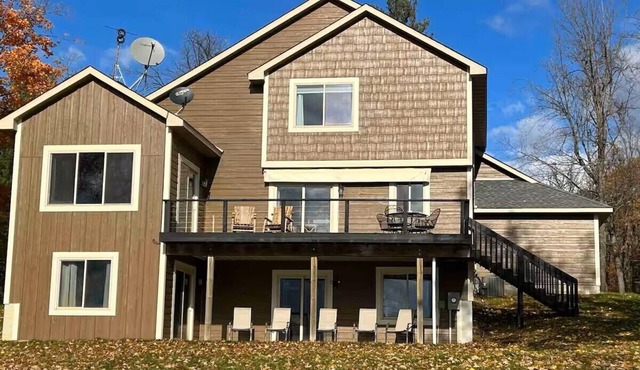 Stunning lakeside cabin-100 ft of private, stair-free shoreline-3,000 acre lake in Pine City