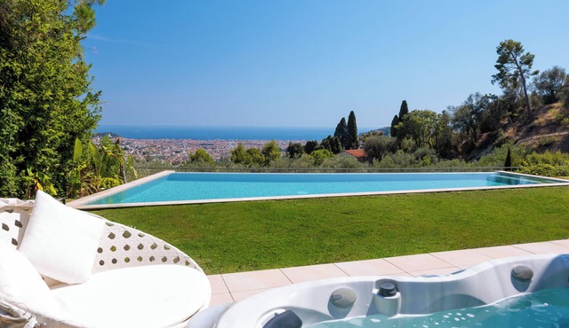 Sumptuous architect-designed villa on the Côteaux de Nice in Nice