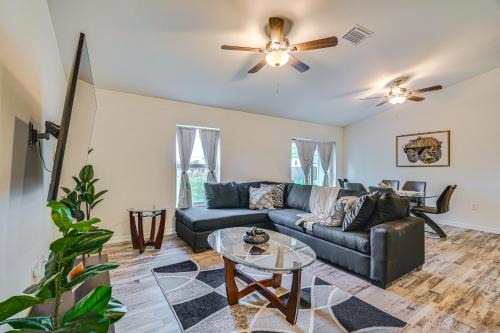 Sunny Cape Coral Home, 11 Mi to Public Beach in Cape Coral