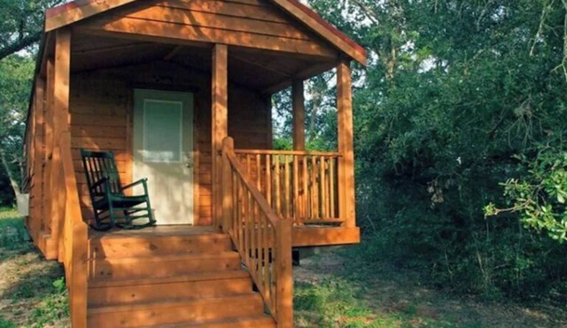 Sunset Pond Private Cabin with Private Hot Tub & options to experience our Texas Safari! in Cat Spring
