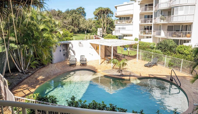 Surfside Beachfront 3bed Apt - Direct Beach Access in Buddina