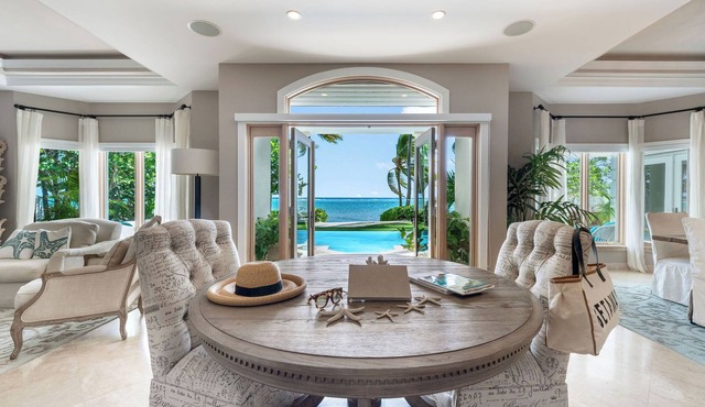 Tatenda 7bdr: Beachfront Estate Villa w/Heated Pool - Great for Large Families