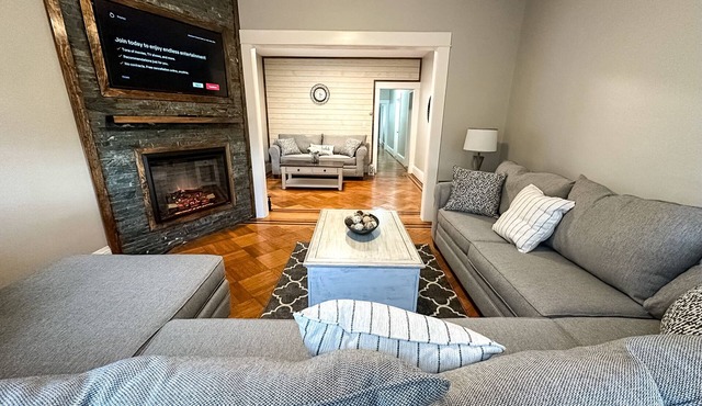 “The Allen House” Charming 3-Bed/2-Bath Sleeps 8. Fantastic location in Albany in Albany