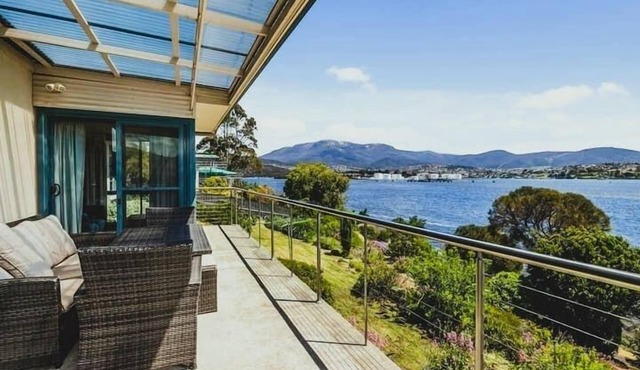 "The Bay Waterfront" - 10 Min to CBD, Sleeps 9. in Geilston Bay