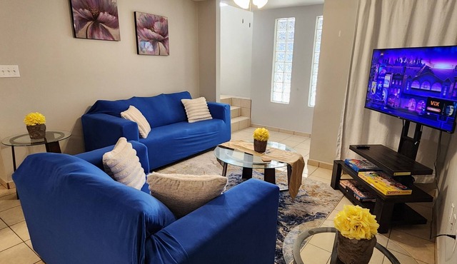 The Blue Oasis Dual Estate -Elegant Paradise for Events & Family Celebrations in Edinburg