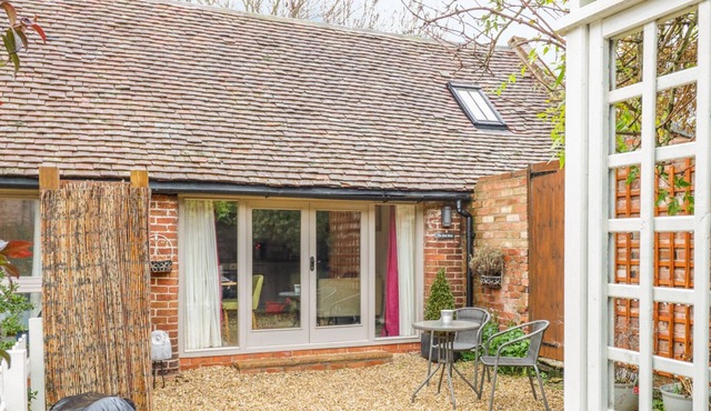THE BOLT HOLE, luxury holiday cottage, with a garden in Tiddington in Tiddington