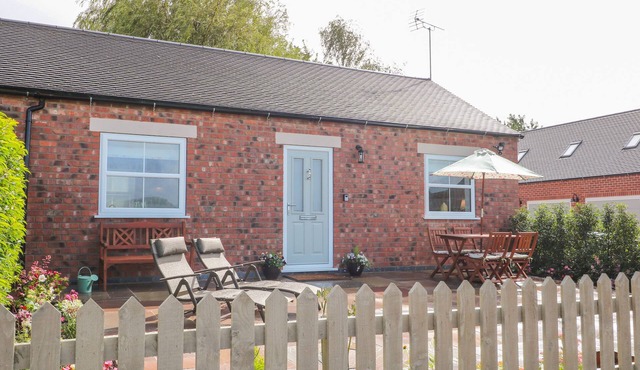 THE CROFT, pet friendly, with a garden in Hollington, Derbyshire in Ashbourne