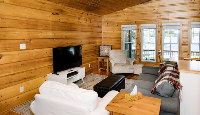 The Little Fox Cottage - On the water, 3 min to town in Haliburton