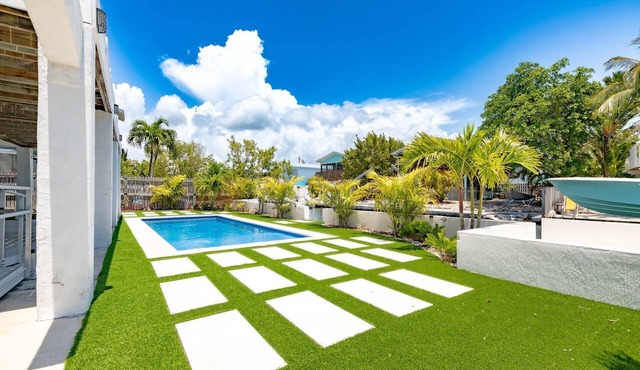 The Salty Sailfish: Live the Keys Life, Stunning Canal Front Home, Pool, Dock & Dog-Friendly Bliss!