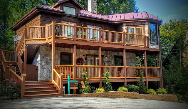 “THE VIEW” ELEGANT, Gorgeous Views,Pool,Pet Friendly,King beds VRBO DISCOUNTS in Gatlinburg