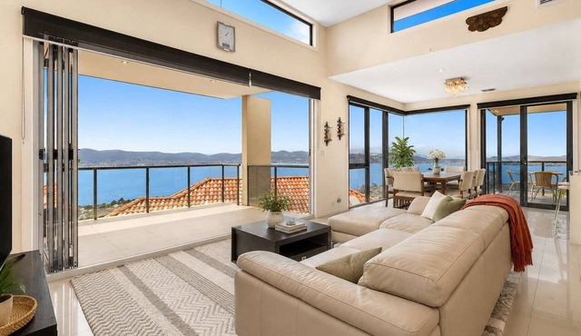 "The View" Luxury home 5 bed/3 bath 3km to Casino. in Sandy Bay
