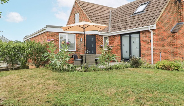 THE WEST WING, romantic, with a garden in Potterne in Devizes