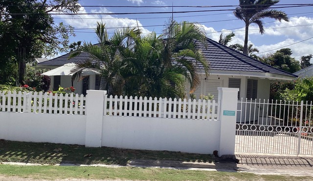 THE YELLOW CANARY PARADISE VILLA - steps from Beach -chef included -