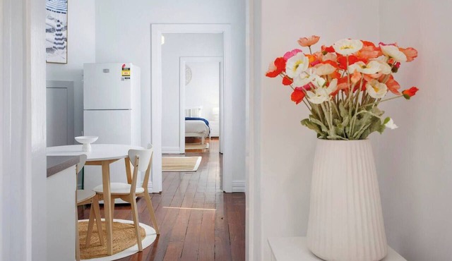 This cozy VILLA is just a short walk to South Beach and the vibrant South Fremantle hub, in South Fremantle