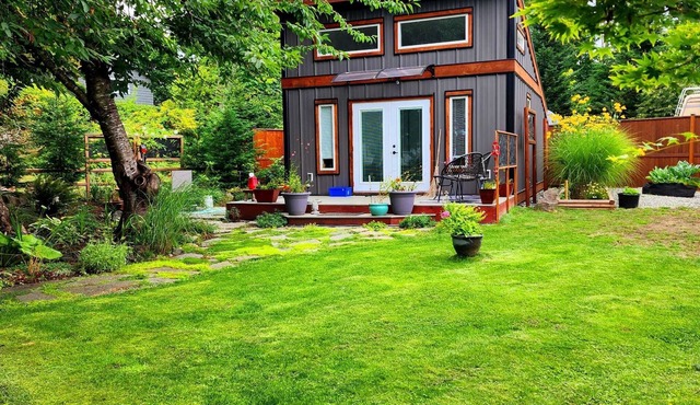Tiny House with NEW HOT TUB close to ocean, hiking, fishing and golf! in Campbell River